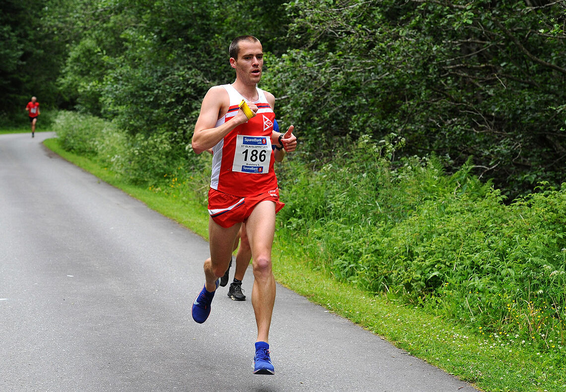 Stafett-løper: Bendik Støa fører pinnen videre i denne serien om ulike maratonprogram, akkurat som han bruker å gjøre det for Bratsberg Friidrett i St Olavsloppet. (Foto: St Olavsloppet) 
