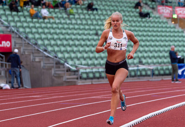 Malin Edland slo gjennom allerede som 16-åring, og til tross for flere år med motgang har hun på ingen måte gitt opp. Her ser vi henne i fint driv under Boysen Memorial på Bislett i sommer. (Foto: Samuel Hafsahl)