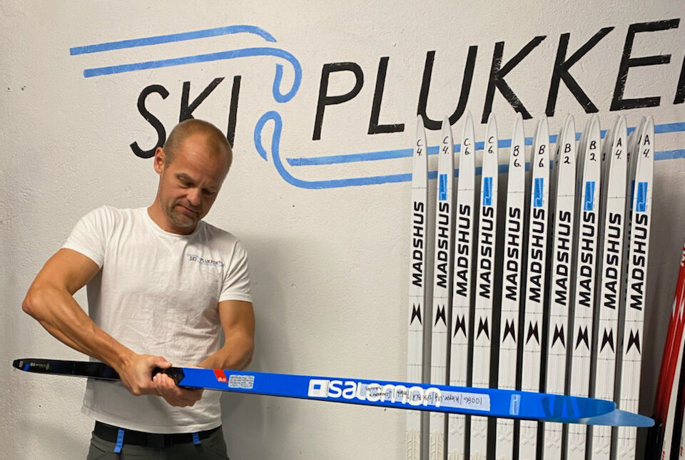 Aslak Berglund hos Skiplukker’n tester skienes spennkurve. Riktig spenn vil være helt avgjørende for hvor godt den enkelte skien vil fungere. (Foto: Skiplukker’n)