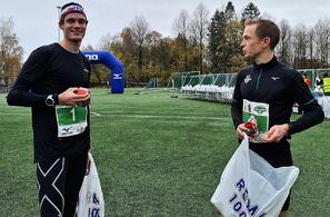 Vinner Karl Fremstad og toeren Øyvind Heiberg Sundby nyter sjokolademjølka etter innkomsten på Kringsjå. (Foto fra løpets facebookside)