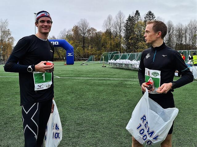 Vinner Karl Fremstad og toeren Øyvind Heiberg Sundby nyter sjokolademjølka etter innkomsten på Kringsjå. (Foto fra løpets facebookside)