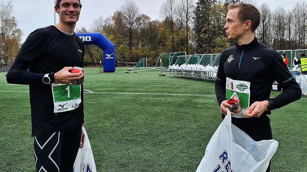 Vinner Karl Fremstad og toeren Øyvind Heiberg Sundby nyter sjokolademjølka etter innkomsten på Kringsjå. (Foto fra løpets facebookside)