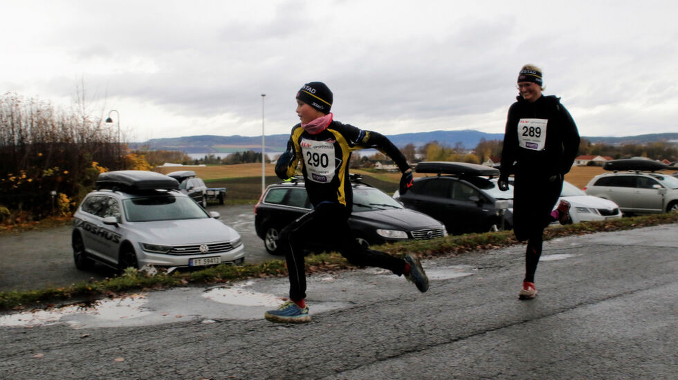 Jacob Aarskog Bjerke hadde spart krefter til å spurtbeseire mor Kristin Aarskog i Espern-joggen.