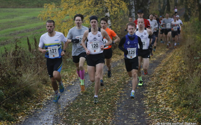 Fra rett etter starten på Ottestad Rundt i 2020 da Sigurd Ruud Skjeseth (120) og Petter Johansen (125) fightet om seieren. Ola Korbøl (127) ble 3. mann. (Foto: Rolf Bakken)