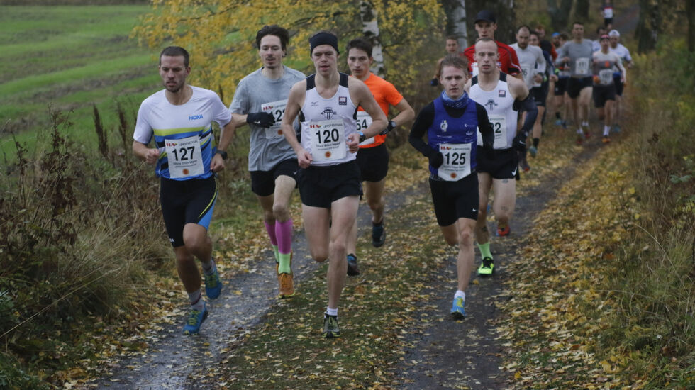 Fra rett etter starten på Ottestad Rundt i 2020 da Sigurd Ruud Skjeseth (120) og Petter Johansen (125) fightet om seieren. Ola Korbøl (127) ble 3. mann. (Foto: Rolf Bakken)
