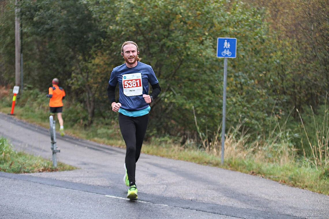 Her får du historien om hvordan det gikk da 35 år gamle Inge Andersland skulle debutere på maraton under Maratonkarusellen i Bergen 17. oktober. (Foto: arrangøren)
