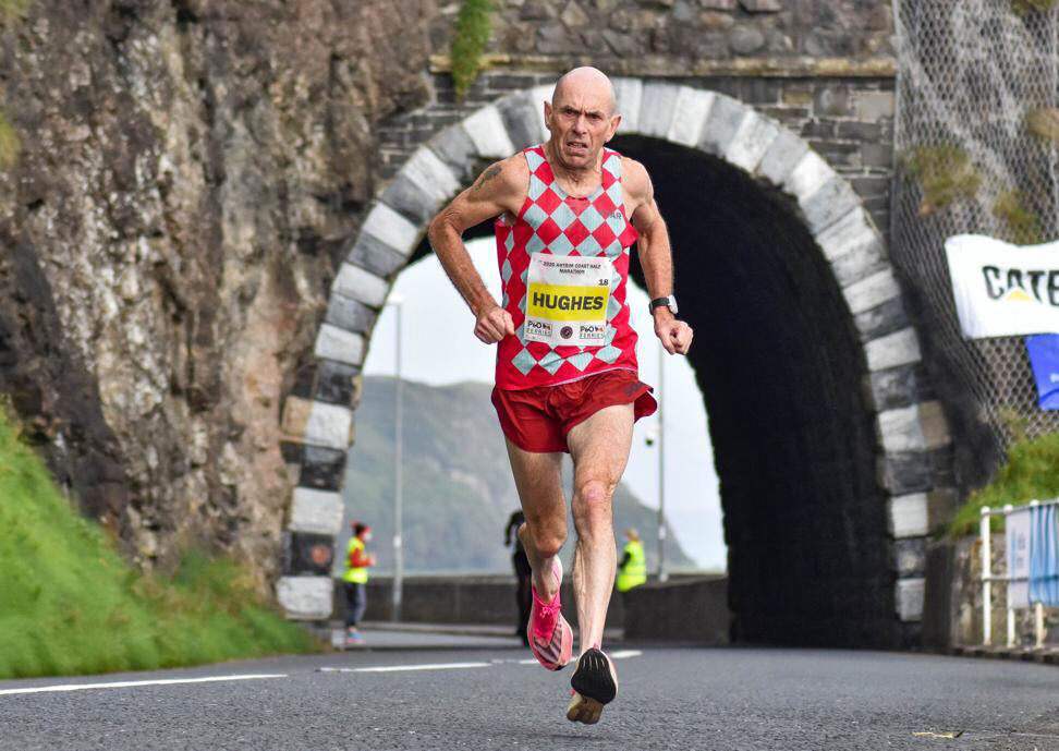 Irske Tommy Huges har i høst forbedra verdensrekorden i klasse 60-64 år på både halvmaraton og maraton. (Foto: privat) 