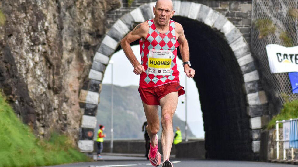 Irske Tommy Huges har i høst forbedra verdensrekorden i klasse 60-64 år på både halvmaraton og maraton. (Foto: privat)