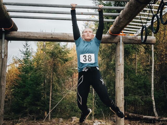 Mina Tronslien viser grepstyrke i Forest Run i Elverum.