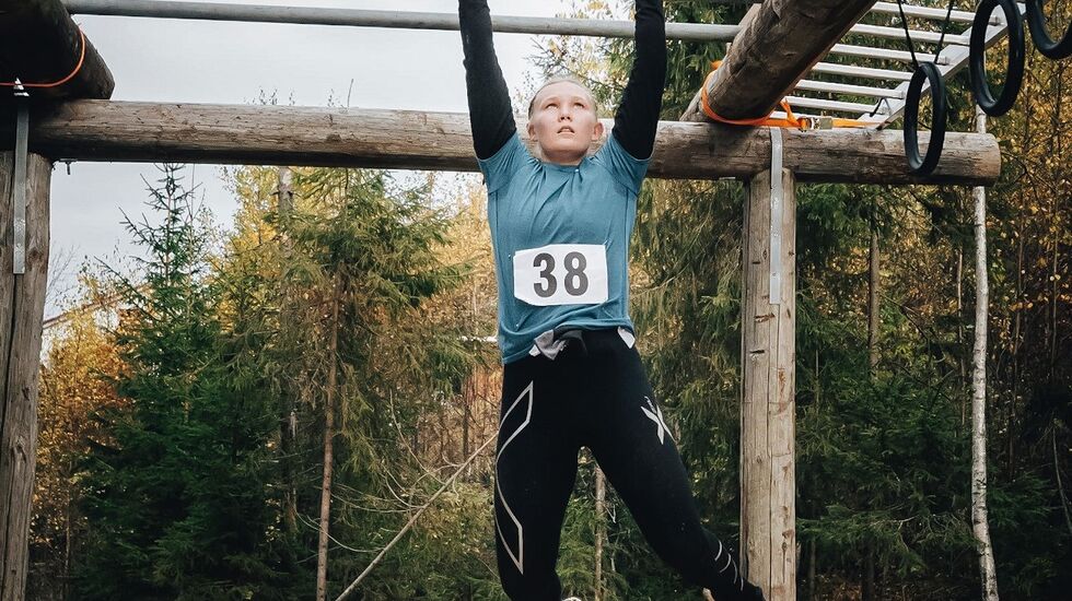 Mina Tronslien viser grepstyrke i Forest Run i Elverum.