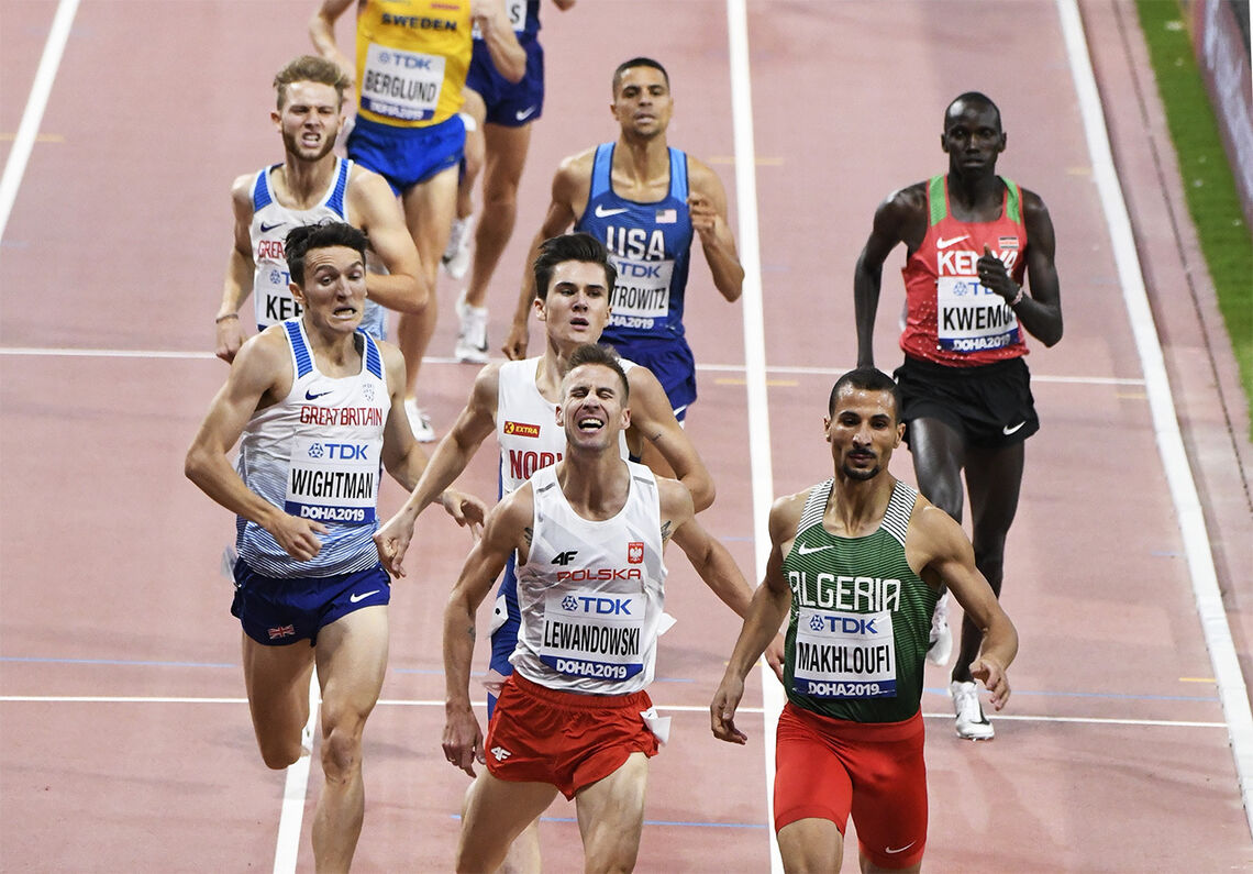 Taoufik Makhloufi løp inn til sølvmedalje i VM-finalen på 1500 m i Doha - foran Marcin Lewandowski og Jakob Ingebrigtsen. (Foto: Bjørn Johannessen)