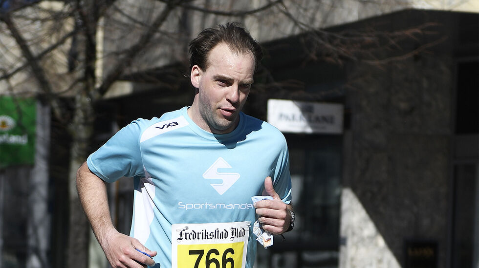 Jan Billy Aas stiller opp i både vanlige løp og virtuelle løp. Til sammen er det hittil blitt over 1000 løpskonkurranser. Her ser vi han under Fredrikstadløpet i fjor vår. (Foto: Bjørn Johannessen)