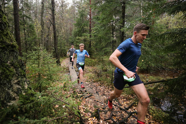 Backyard ultra løpes vanligvis i terrenget, som her i Sandefjord. Vi ser vinneren Sebastian Håkansson foran triatleten Allan Hovda. (Foto: Nikita Solenov)