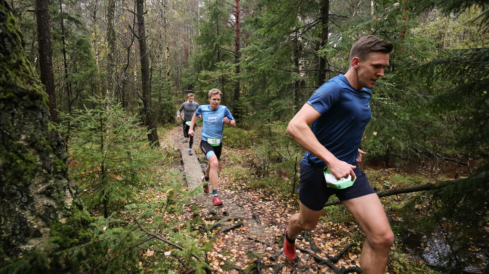 Backyard ultra løpes vanligvis i terrenget, som her i Sandefjord. Vi ser vinneren Sebastian Håkansson foran triatleten Allan Hovda. (Foto: Nikita Solenov)
