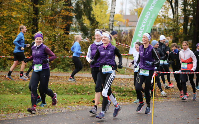 Backyard Ultra opplever en enorm interesse og vekst, med 37 løp og 3300 påmeldte hittil. Bildet er fra Backyard Sandefjord i 2020 - det første Backyardarrangementet i Norge som vokste seg stort. (Foto: Nikita)