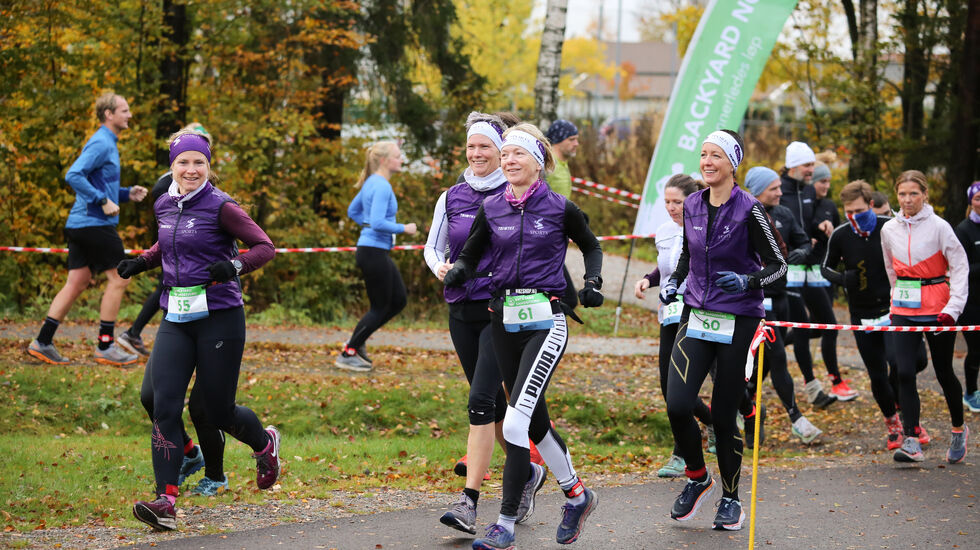 Backyard Ultra opplever en enorm interesse og vekst, med 37 løp og 3300 påmeldte hittil. Bildet er fra Backyard Sandefjord i 2020 - det første Backyardarrangementet i Norge som vokste seg stort. (Foto: Nikita)