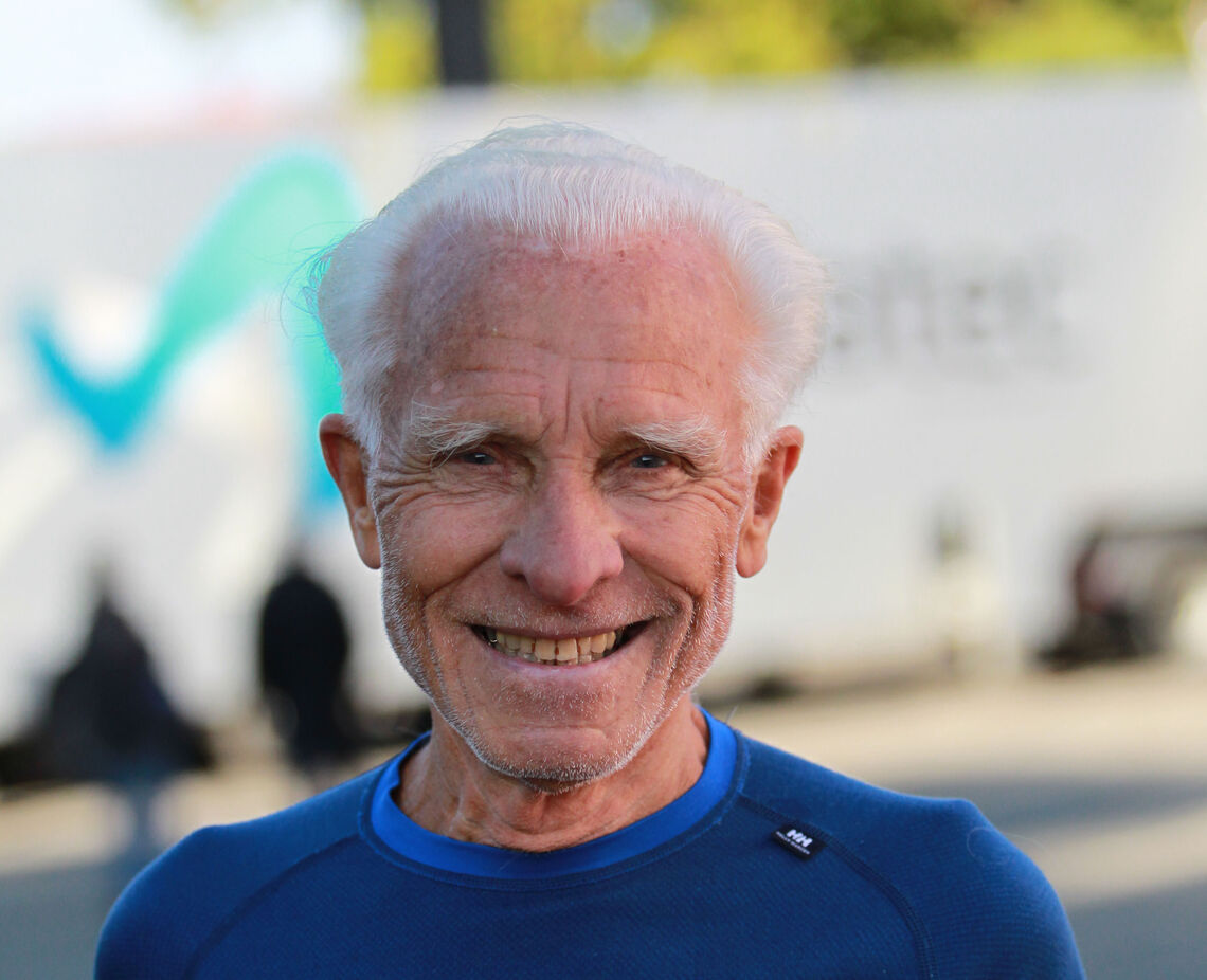Hans Rostad hadde et smil på lur, både når han løp og etterpå. Nå har den profilerte veteranløperen gått bort. (Foto: Kjell Vigestad)