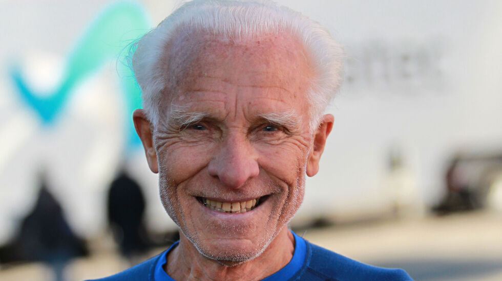 Hans Rostad hadde et smil på lur, både når han løp og etterpå. Nå har den profilerte veteranløperen gått bort. (Foto: Kjell Vigestad)