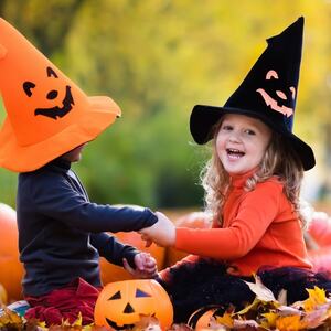 Illustrasjonsbilde av to barn på halloween