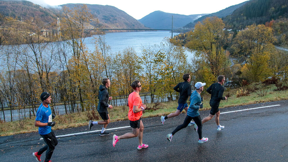 Løperne følger den gamle veien langs Sørfjorden. Her ser vi broen over til Osterøy i bakgrunnen. (Alle foto: Arne Dag Myking)