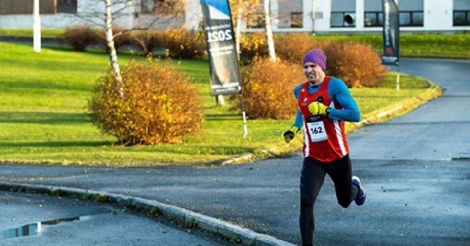 Lasse Blom, Sømna IL løper inn til klart bestetid i Brønnøysund Criterium, årets nest siste løp i Sør-Helgeland løpskarusell (Foto: www.facebook.com/BAnettno/).