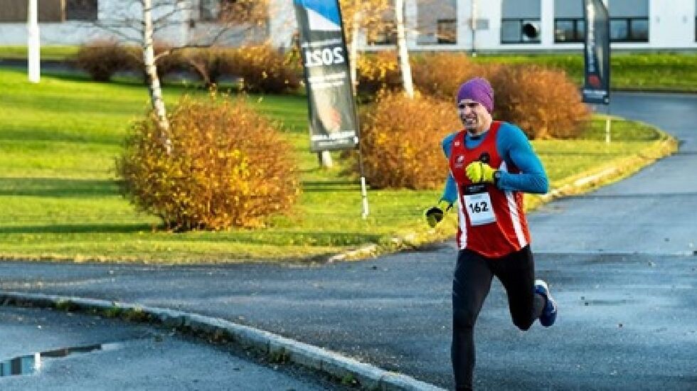 Lasse Blom, Sømna IL løper inn til klart bestetid i Brønnøysund Criterium, årets nest siste løp i Sør-Helgeland løpskarusell (Foto: www.facebook.com/BAnettno/).