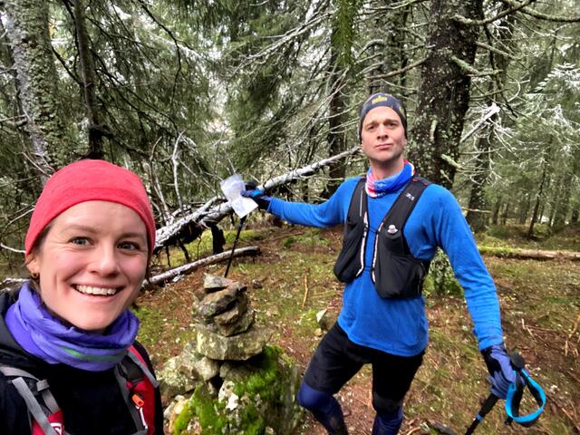 Anders Tiltnes hadde følge av kona Helene over de tre nordligste toppene på Jevnakersiden av Nordmarka. Her er de på Helgehaugen. (Privat foto)
