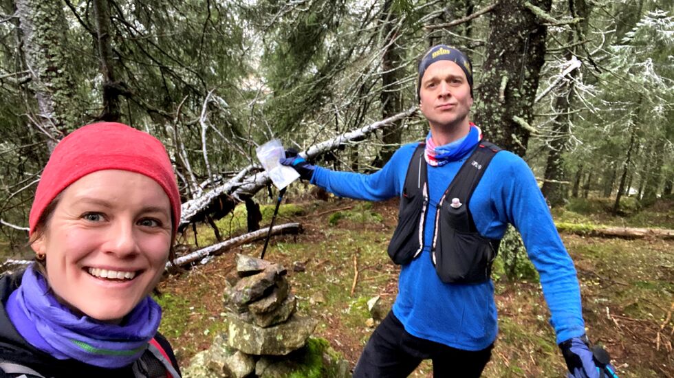 Anders Tiltnes hadde følge av kona Helene over de tre nordligste toppene på Jevnakersiden av Nordmarka. Her er de på Helgehaugen. (Privat foto)