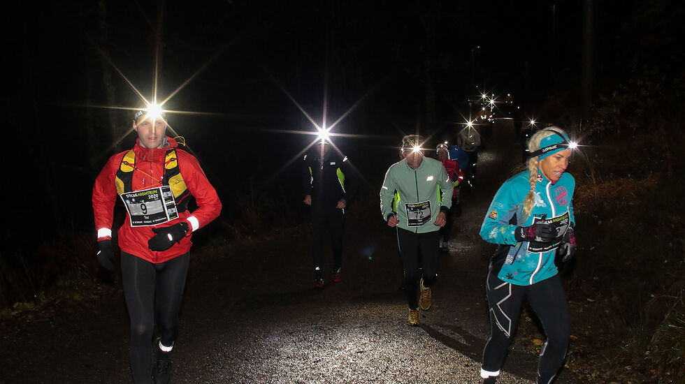 Løperne er på vei innover på Fløyen rett etter starten. Tor Øyvind Stumpf og Carina Kristiansen er godt i gang. (Alle foto: Arne Dag Myking)