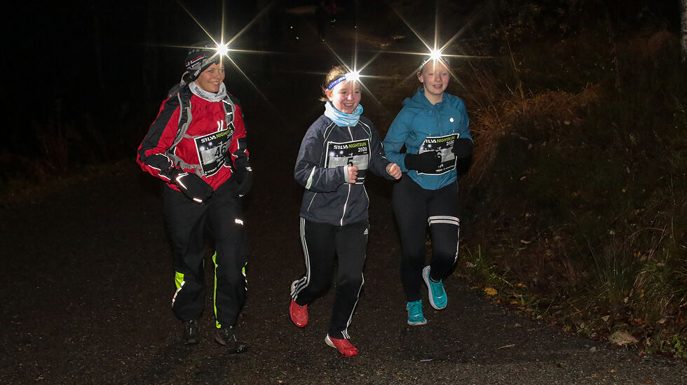 Signe Svindland, Lily Ingvild Cornell og Freya Daisy Cornell er godt i gang med løpet. (Alle foto: Arne Dag Myking)