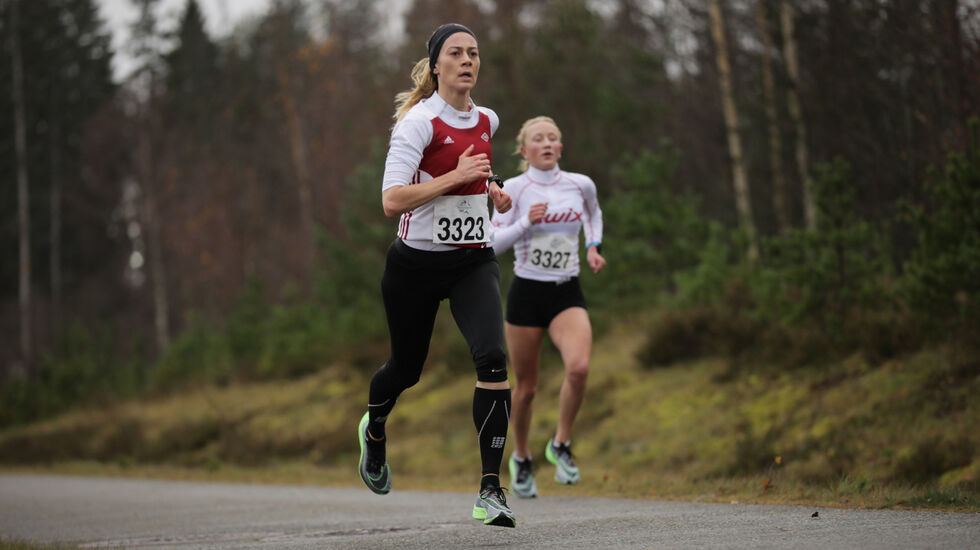 Her avgjør Marte Sønstevold (nærmest) duellen om seieren på 5 km med Sara Magndal. (Foto: Bjørn Hytjanstorp) 