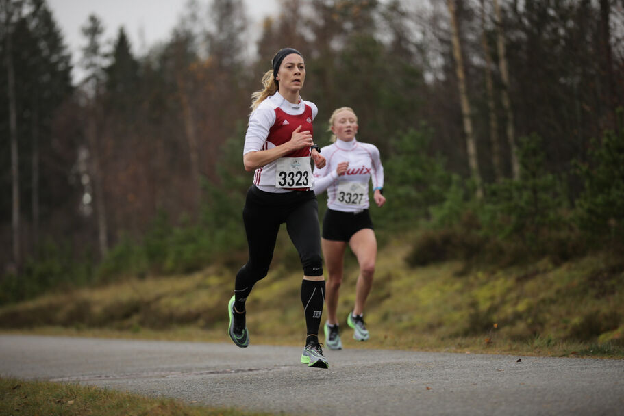 Her avgjør Marte Sønstevold (nærmest) duellen om seieren på 5 km med Sara Magndal. (Foto: Bjørn Hytjanstorp)