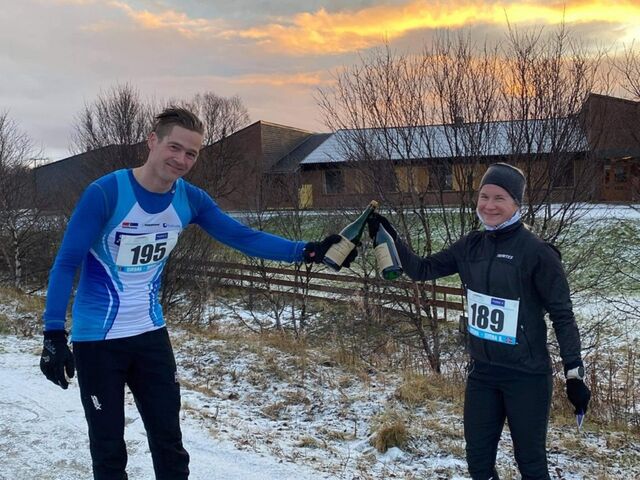 Vinnerne av MILA , Erlend Skippervik Sætre og Tuija Timonen, fikk  skåle med bobler (alkoholfrie selvfølgelig) i god covid-19 avstand. (Arrangørfoto)