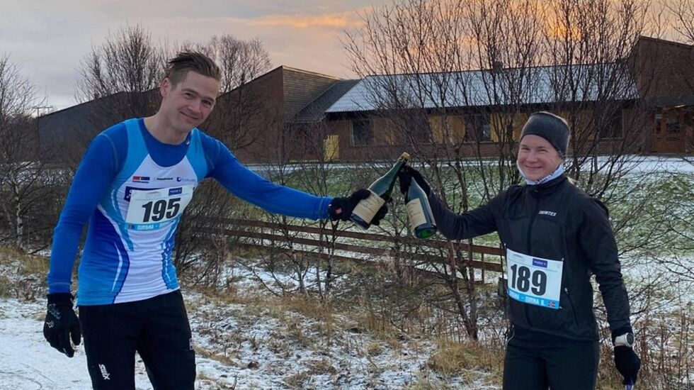 Vinnerne av MILA , Erlend Skippervik Sætre og Tuija Timonen, fikk  skåle med bobler (alkoholfrie selvfølgelig) i god covid-19 avstand. (Arrangørfoto)