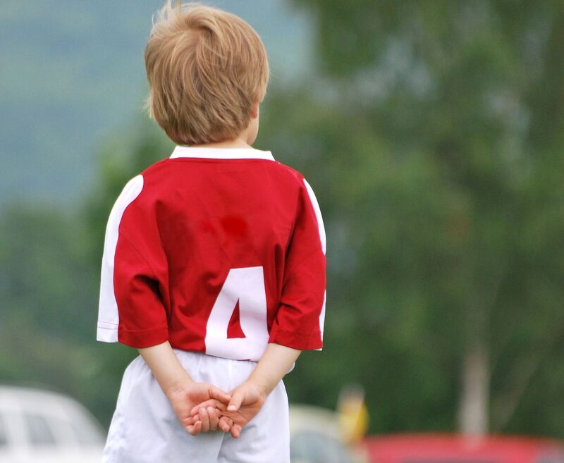 Bilde av en liten gutt på en fotballbane
