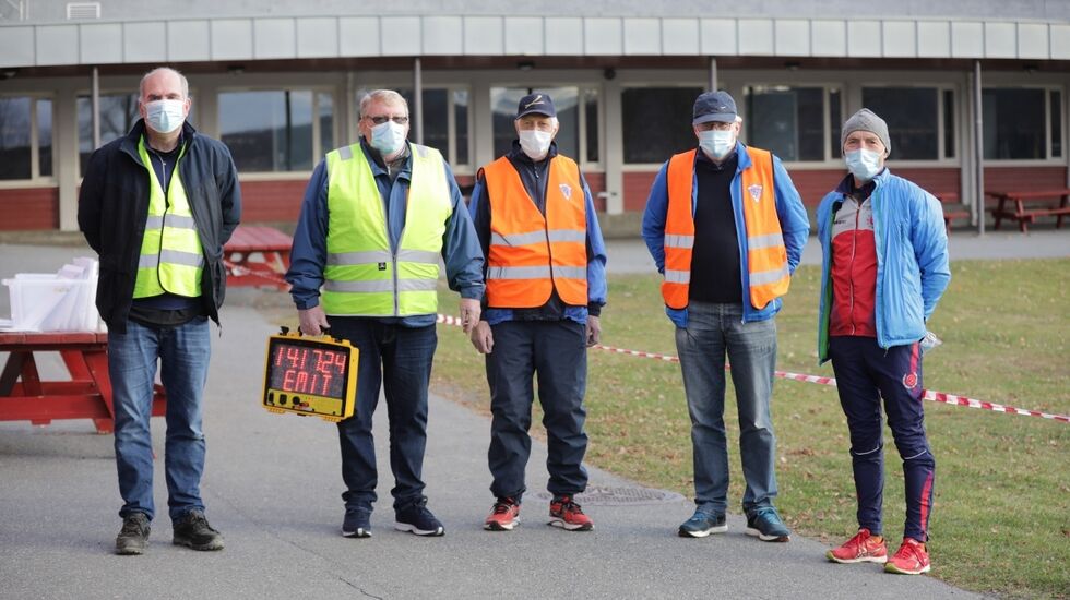 Fem av arrangørene, 12 minutter og 36 sekunder før start. Fra venstre Morten Nordli, Asbjørn Ringstad, Torleiv Flystveit, Øyvind Dahl og Gunnar Pedersen. (Foto: Bjørn Hytjanstorp)