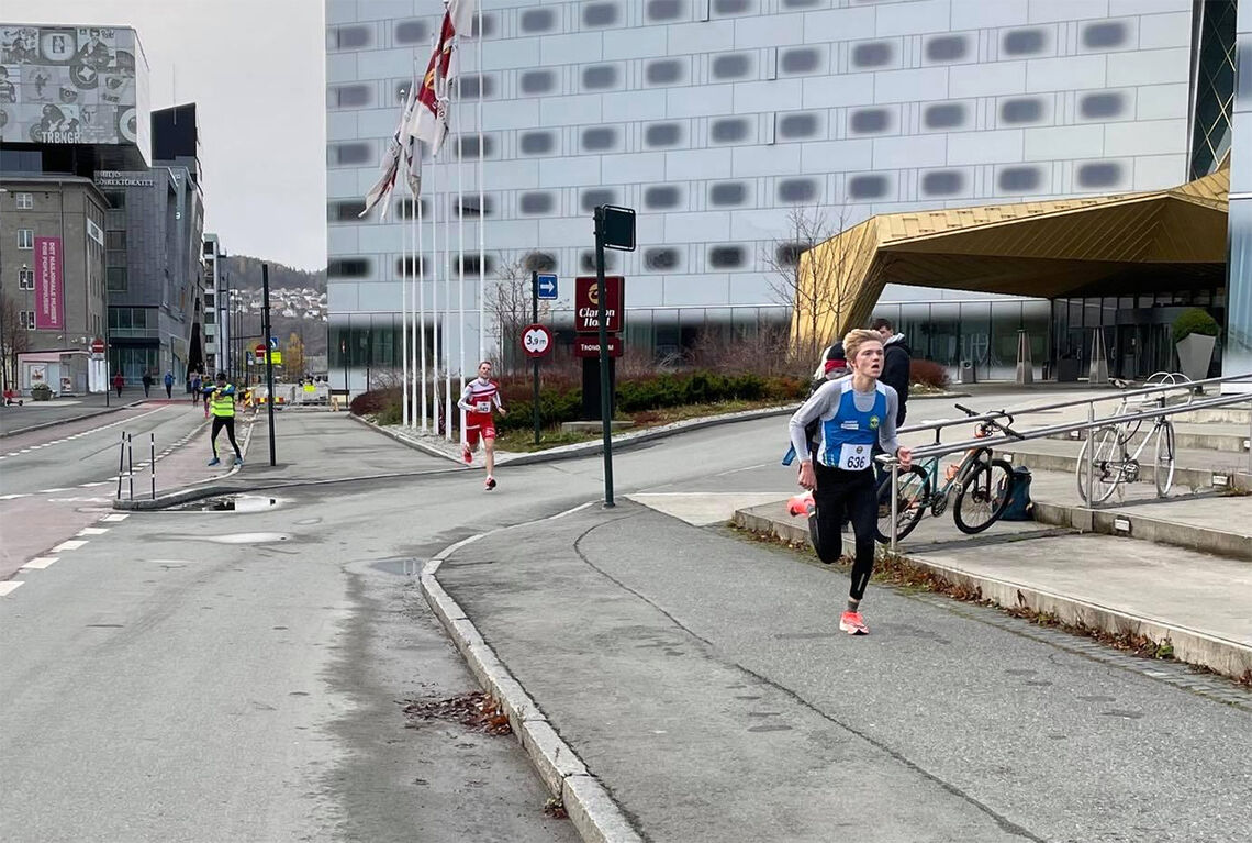 August Lunde holdt Henning Offingstad bak seg og vant Strandpromenaden med 3 sekunders margin. (Foto: Thomas Hoel Syrstad) 