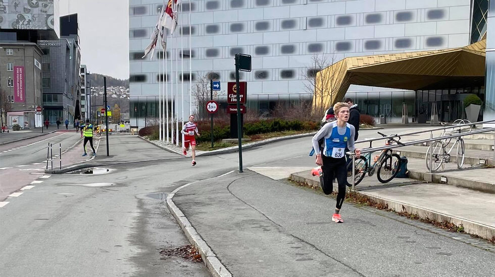 August Lunde holdt Henning Offingstad bak seg og vant Strandpromenaden med 3 sekunders margin. (Foto: Thomas Hoel Syrstad) 