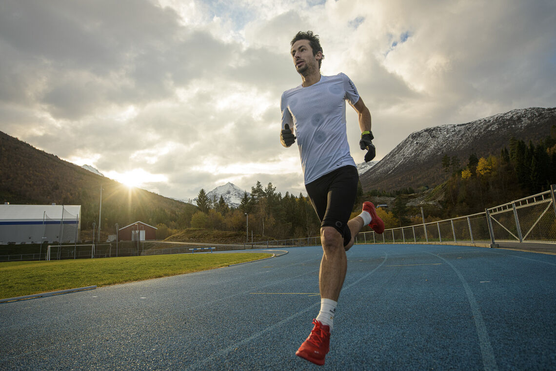 Kilian i en treningsøkt på Måndalen stadion der 24-timersløpet finner sted. (Foto: Salomon)