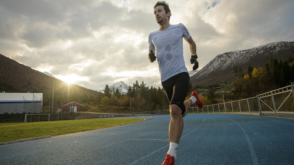 Kilian i en treningsøkt på Måndalen stadion der 24-timersløpet finner sted. (Foto: Salomon)