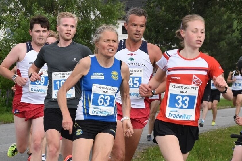 Kampen i kvinneklassen sto mellom Anne Nevin og Eva Ingebrigtsen, akkurat som her i Trønder-Østløpet 2019. (Foto fra Rindal ILs facebookside)