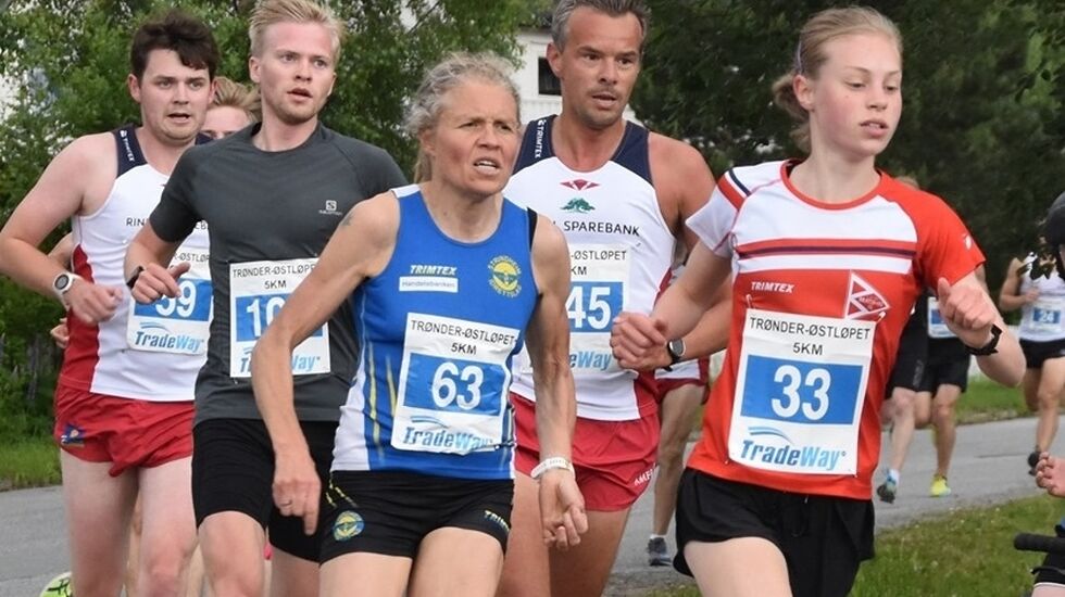 Kampen i kvinneklassen sto mellom Anne Nevin og Eva Ingebrigtsen, akkurat som her i Trønder-Østløpet 2019. (Foto fra Rindal ILs facebookside)