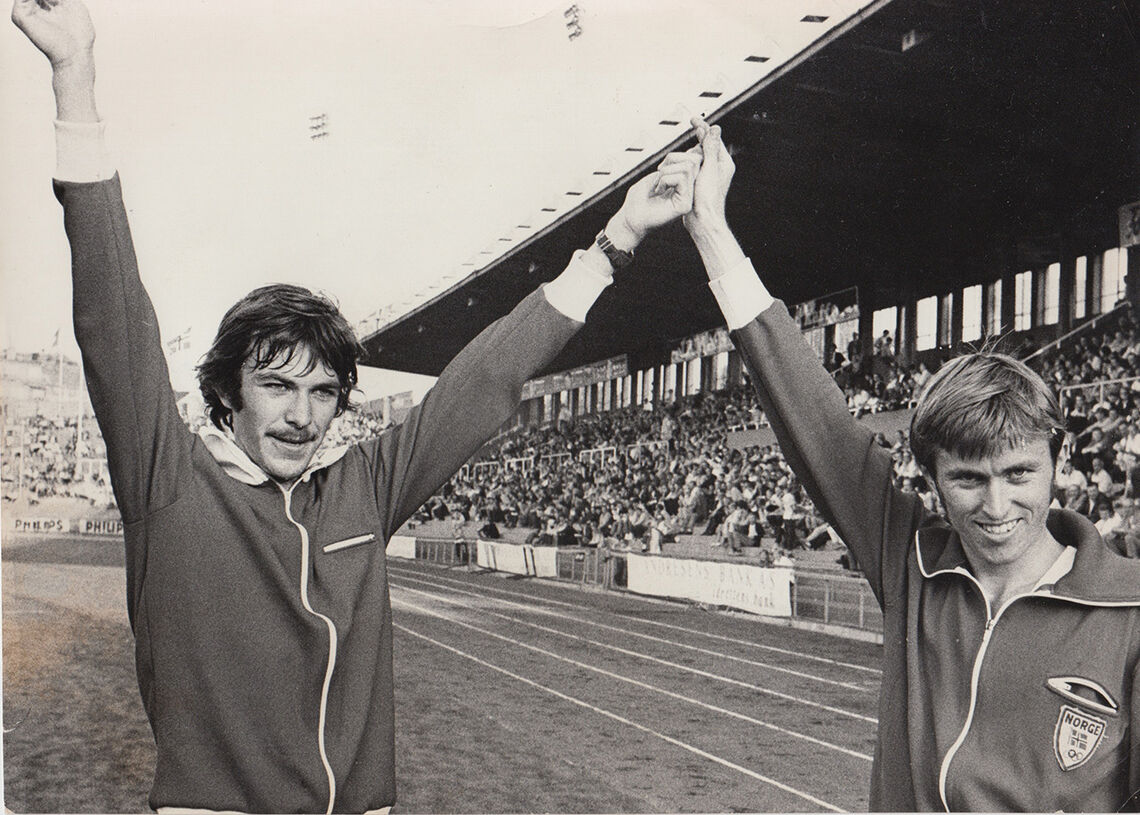 Seiersjubel: Bislett 1970 i landskampen mot Tsjekkoslovakia, der Arne vant 1500 meter på 3.39,6 og Knut løp på 3.41,0. (Foto: fra Arne Kvalheim)