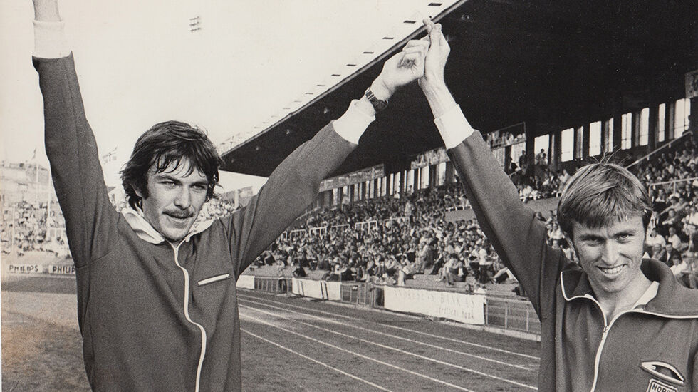 Seiersjubel: Bislett 1970 i landskampen mot Tsjekkoslovakia, der Arne vant 1500 meter på 3.39,6 og Knut løp på 3.41,0. (Foto: fra Arne Kvalheim)