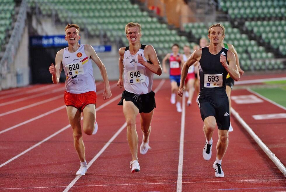 Hele 17 norske menn er inne blant de 100 beste i Europa på 3000 m. Marius Vedvik (til venstre) ligger på 25. plass, Sigurd Ruud Skjeseth (midten) på 23. plass og Ferdinand Kvan Edman på 22. plass. (Foto: Samuel Hafsahl)
