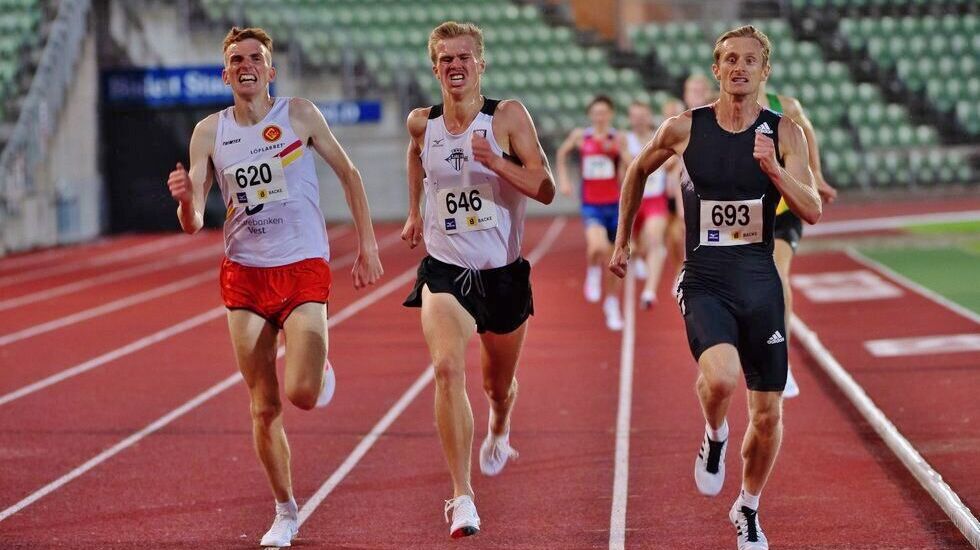 Hele 17 norske menn er inne blant de 100 beste i Europa på 3000 m. Marius Vedvik (til venstre) ligger på 25. plass, Sigurd Ruud Skjeseth (midten) på 23. plass og Ferdinand Kvan Edman på 22. plass. (Foto: Samuel Hafsahl)