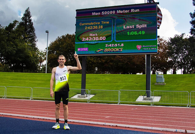 Etter å ha tilbakelagt 125 runder rundt banen kan CJ Albertson konstatere at han har løpt fortere på 50 km enn det noen før har gjort. (Foto: Calvis Community College CA)