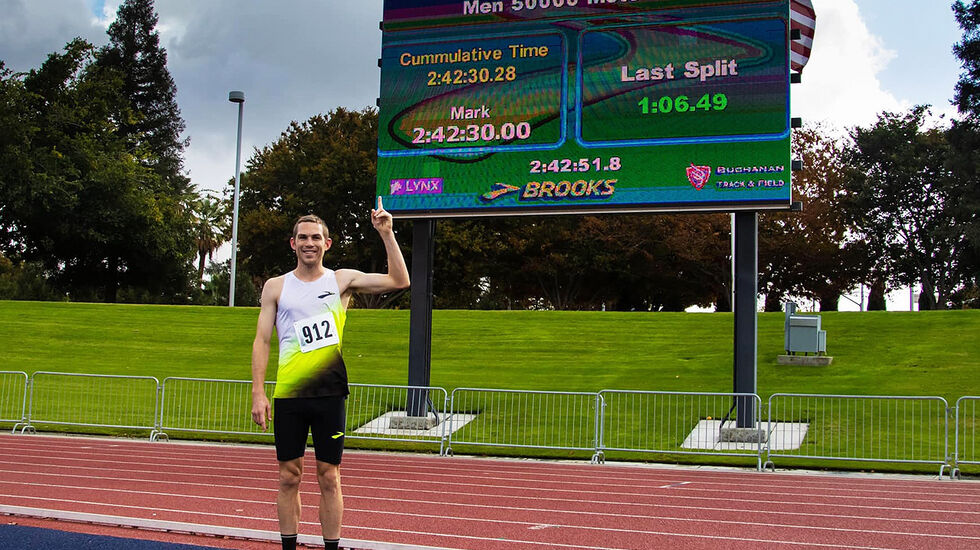 Etter å ha tilbakelagt 125 runder rundt banen kan CJ Albertson konstatere at han har løpt fortere på 50 km enn det noen før har gjort. (Foto: Calvis Community College CA)