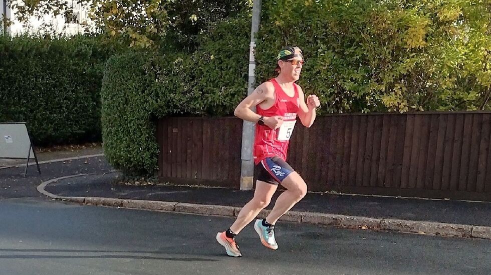 Runar Sæther (5) på vei mot 33.33 og andreplass i Haltemprice 10K (Foto: facebook.com/lkrevents)