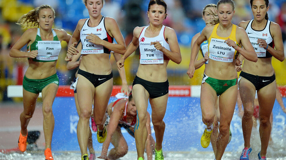 Det tok sju år før de to canadiske jentene, Jessica Furlan (nest lengst til venstre) og Chantelle Groenewoud (til høyre) fikk de to medaljene de fortjente. (Foto: FISU)